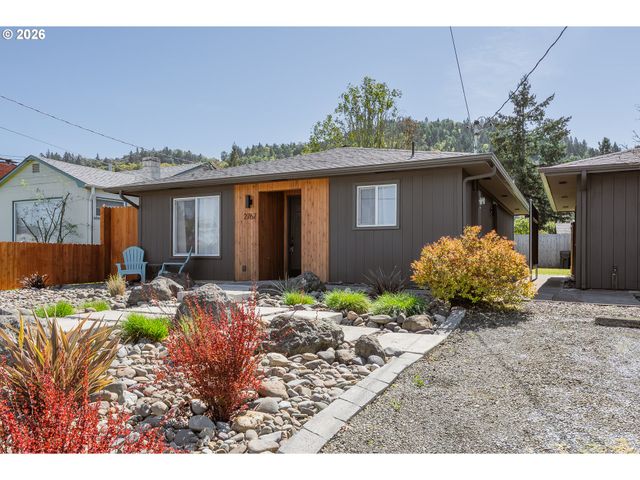 2767 W LANGENBERG Ave, Roseburg, OR 97471