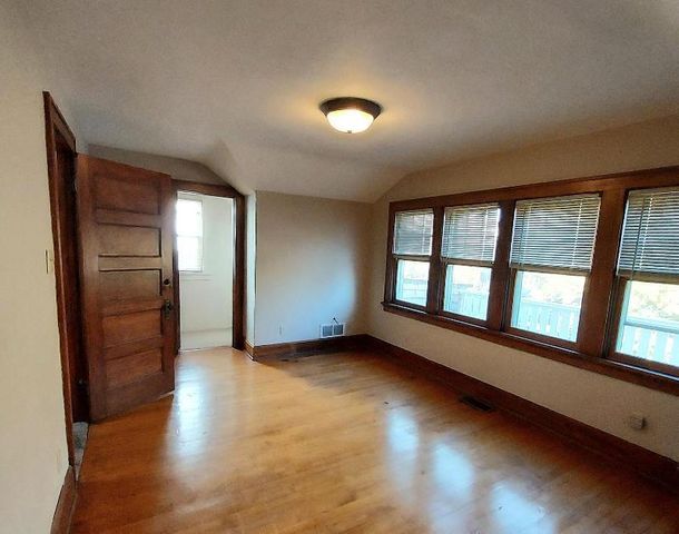 3905 N Farwell AVENUE, Shorewood, WI 53211