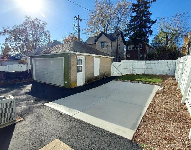 3905 N Farwell AVENUE, Shorewood, WI 53211