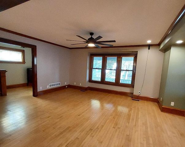 3905 N Farwell AVENUE, Shorewood, WI 53211