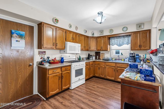 6 Dupont Court, Toms River, NJ 08757