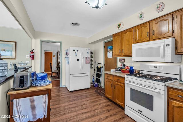 6 Dupont Court, Toms River, NJ 08757