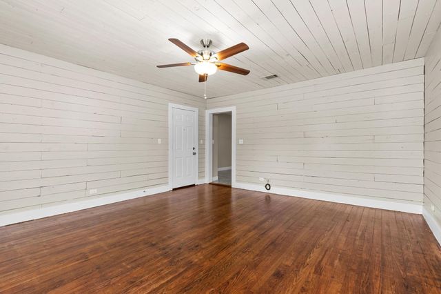 409 E Austin Street, Bellville, TX 77418