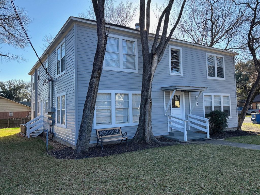 409 E Austin Street, Bellville, TX 77418