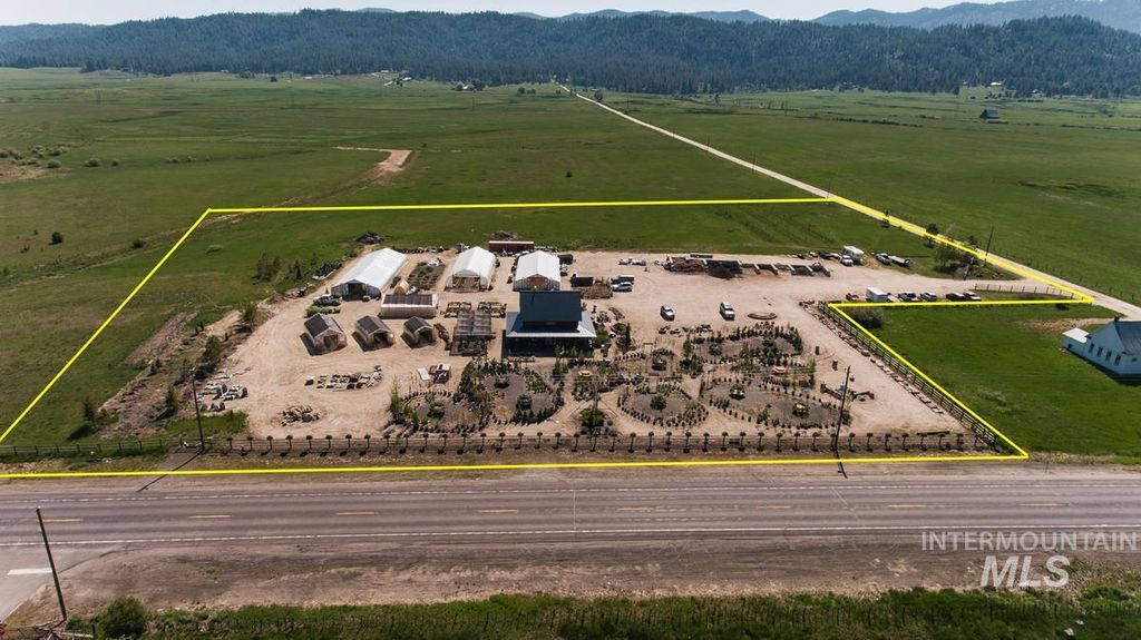 12 Alpha Lane, Cascade, ID 83611