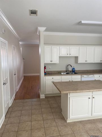 2121 Plantation Ln, Baton Rouge, LA 70820