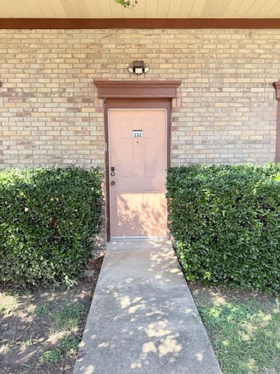 350 OAKS Trail 132, Garland, TX 75043