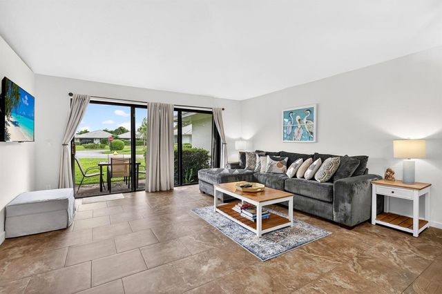 227 Club Drive, Palm Beach Gardens, FL 33418
