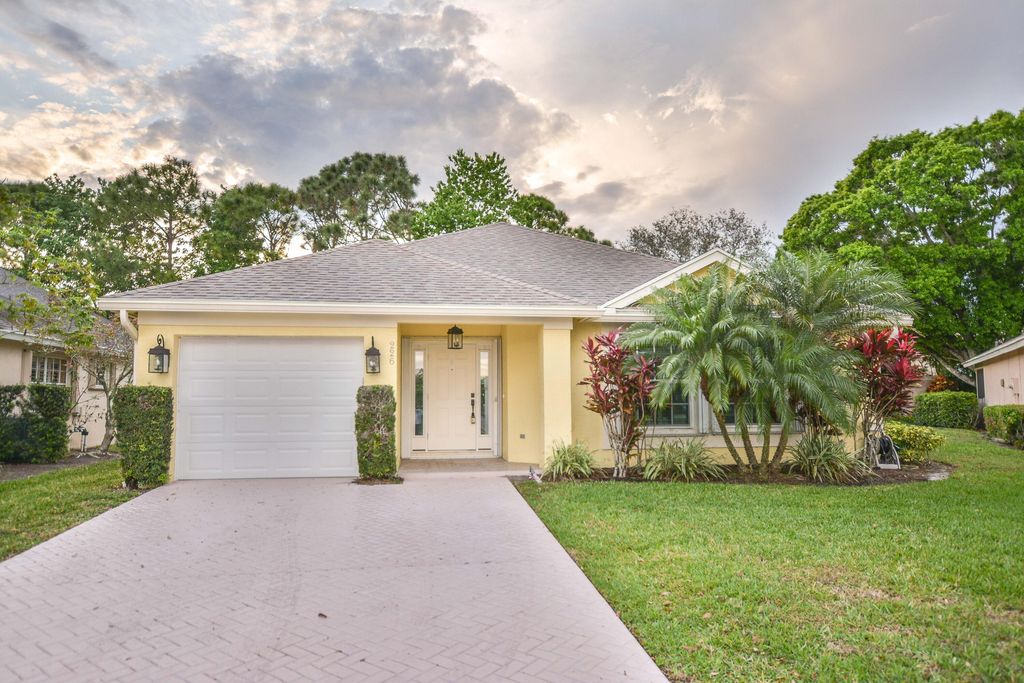 226 Moccasin Trail W, Jupiter, FL 33458