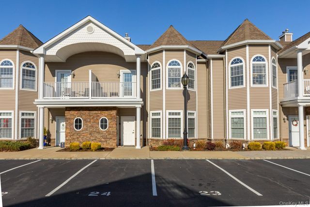 11 Jacqueline Way, North Babylon, NY 11703