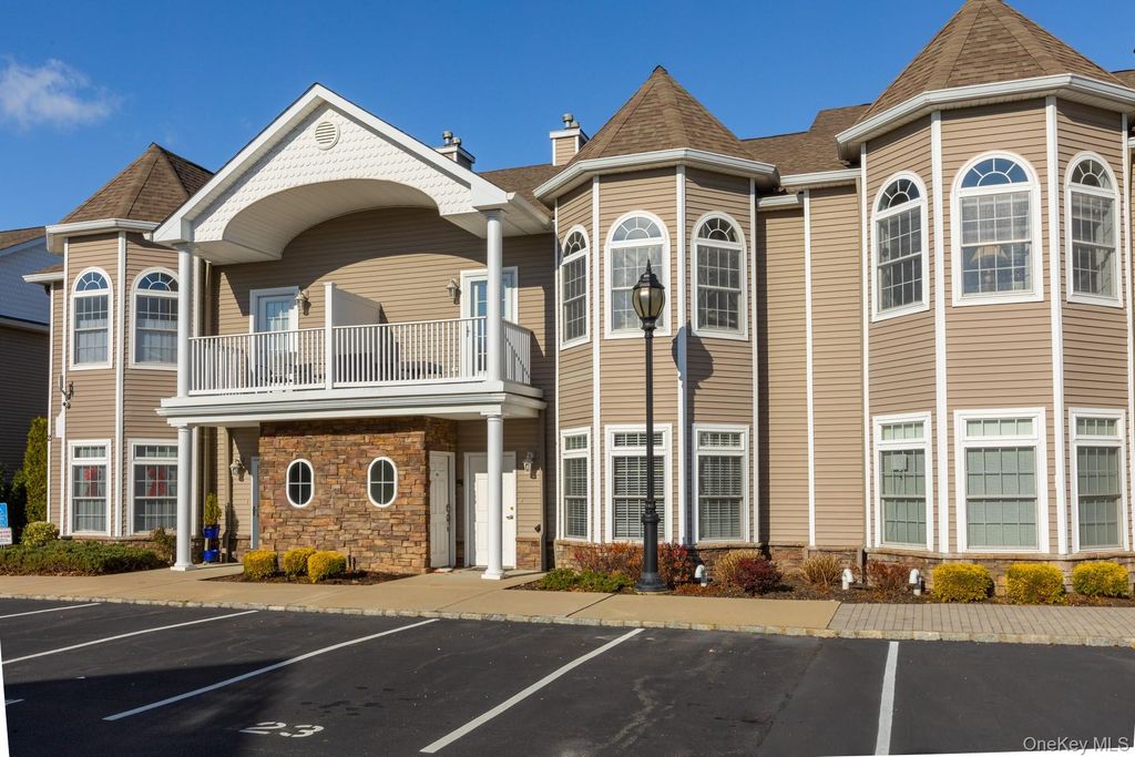 11 Jacqueline Way, North Babylon, NY 11703