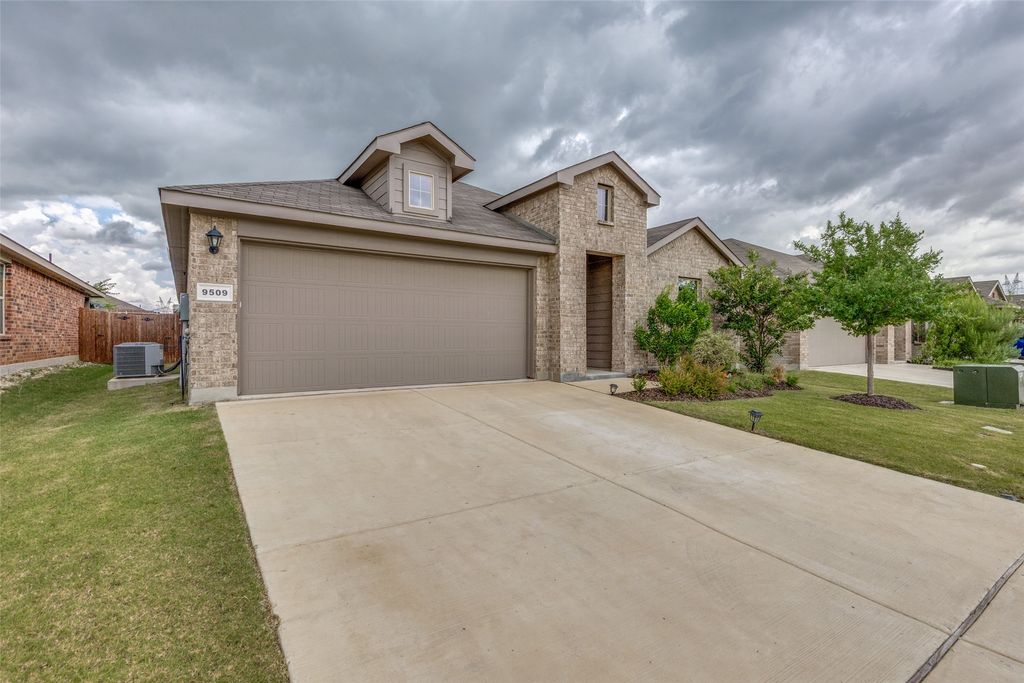 9509 Doverglen Drive, Fort Worth, TX 76131