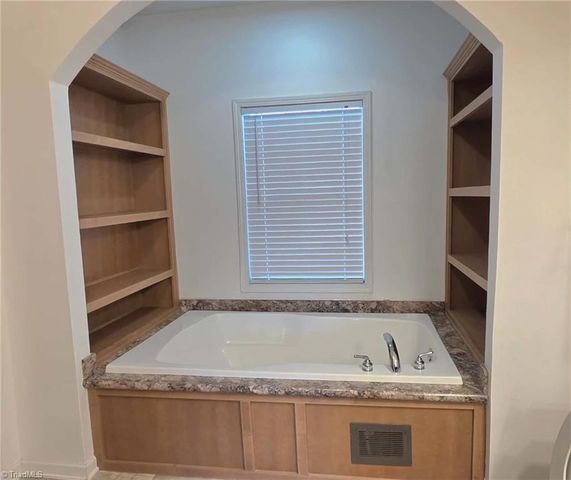 5080 Fox Hill Lane, Winston-salem, NC 27107