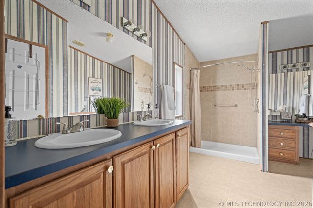 929 Buckskin, Ardmore, OK 73401