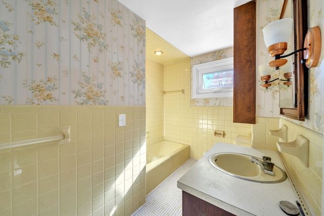 36 England Ave, Fitchburg, MA 01420