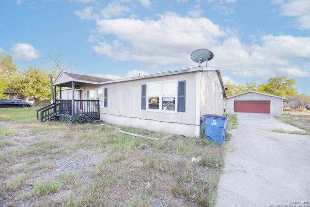 808 Uvalde St, Pleasanton, TX 78064