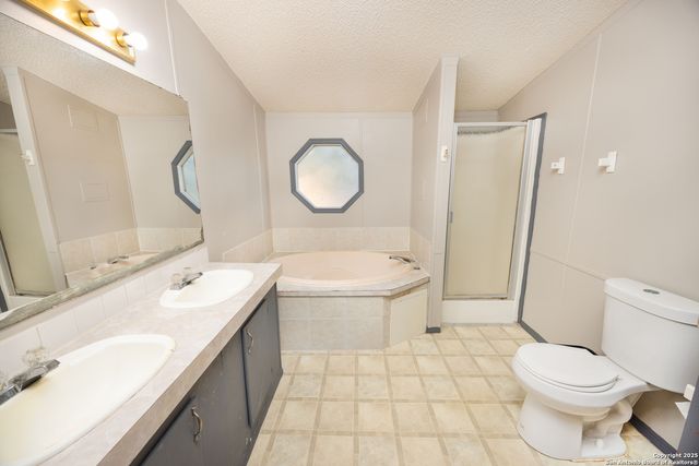 808 Uvalde St, Pleasanton, TX 78064