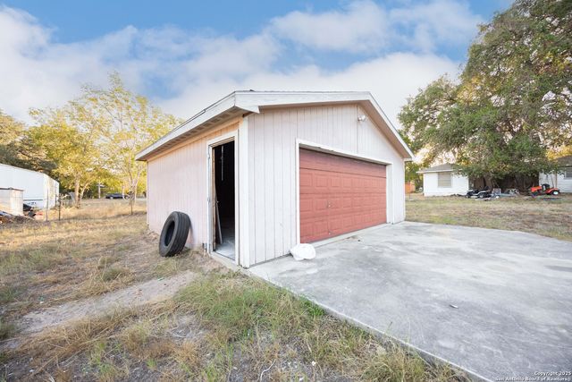 808 Uvalde St, Pleasanton, TX 78064