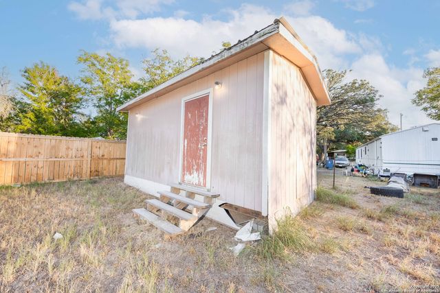 808 Uvalde St, Pleasanton, TX 78064