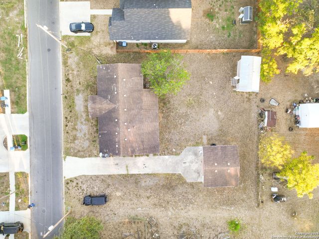 808 Uvalde St, Pleasanton, TX 78064