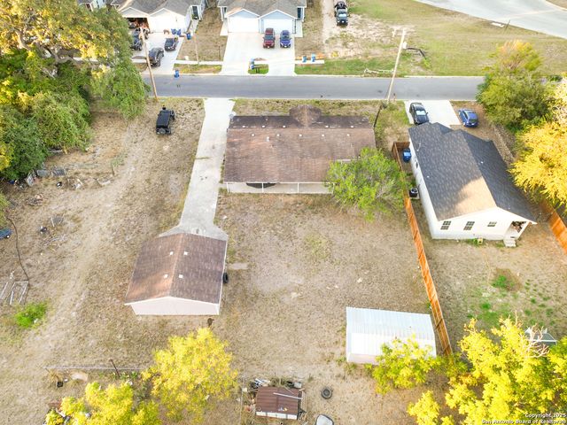 808 Uvalde St, Pleasanton, TX 78064