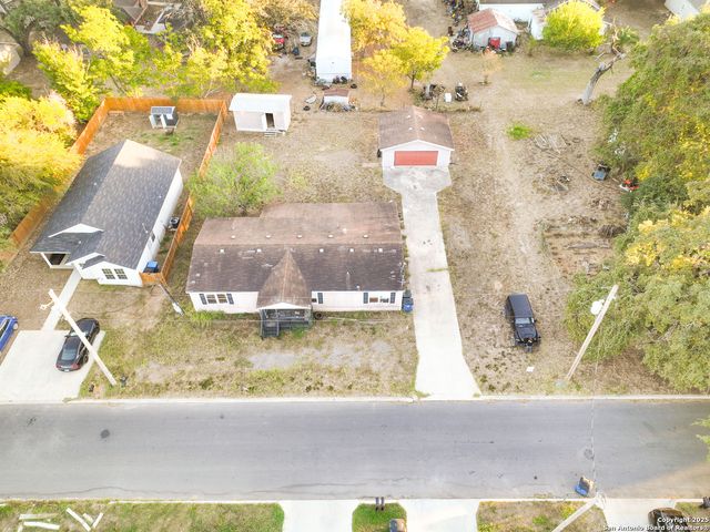 808 Uvalde St, Pleasanton, TX 78064