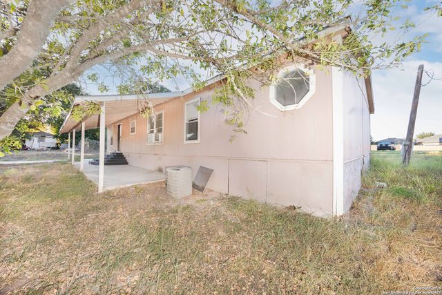 808 Uvalde St, Pleasanton, TX 78064