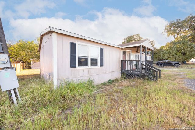 808 Uvalde St, Pleasanton, TX 78064