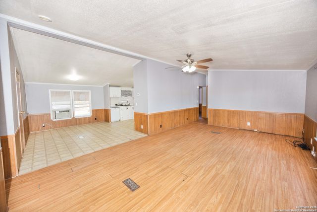 808 Uvalde St, Pleasanton, TX 78064