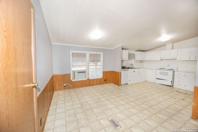 808 Uvalde St, Pleasanton, TX 78064