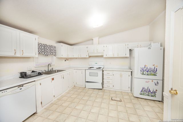 808 Uvalde St, Pleasanton, TX 78064