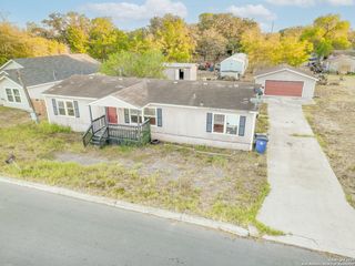 808 Uvalde St, Pleasanton, TX 78064