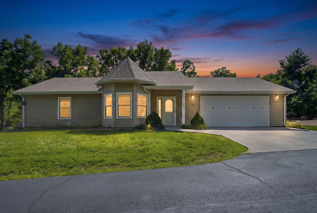 160 Starrville Lane, Reeds Spring, MO 65737