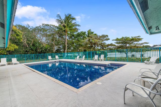 8862 Estate Drive, West Palm Beach, FL 33411