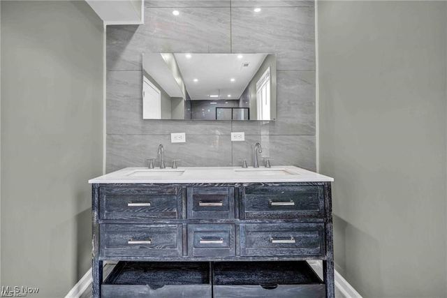 1812 Brevier Avenue, Cleveland, OH 44113