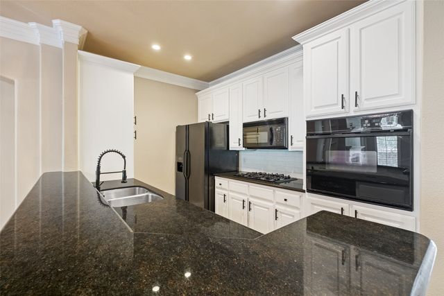 4133 Towne Green Circle, Addison, TX 75001