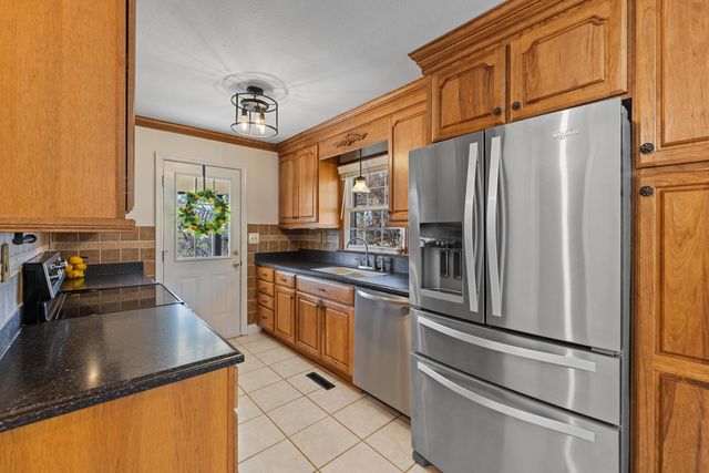 582 HILLTOP DR, Staunton, VA 24401