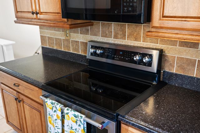 582 HILLTOP DR, Staunton, VA 24401