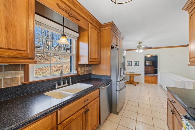 582 HILLTOP DR, Staunton, VA 24401