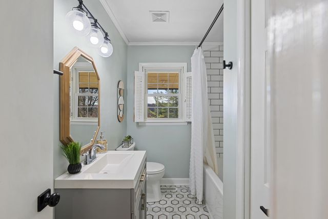 582 HILLTOP DR, Staunton, VA 24401