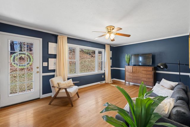 582 HILLTOP DR, Staunton, VA 24401