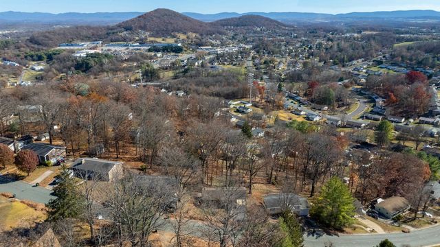 582 HILLTOP DR, Staunton, VA 24401