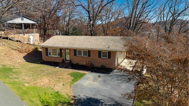 582 HILLTOP DR, Staunton, VA 24401