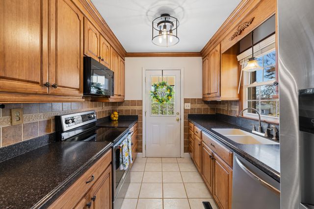 582 HILLTOP DR, Staunton, VA 24401