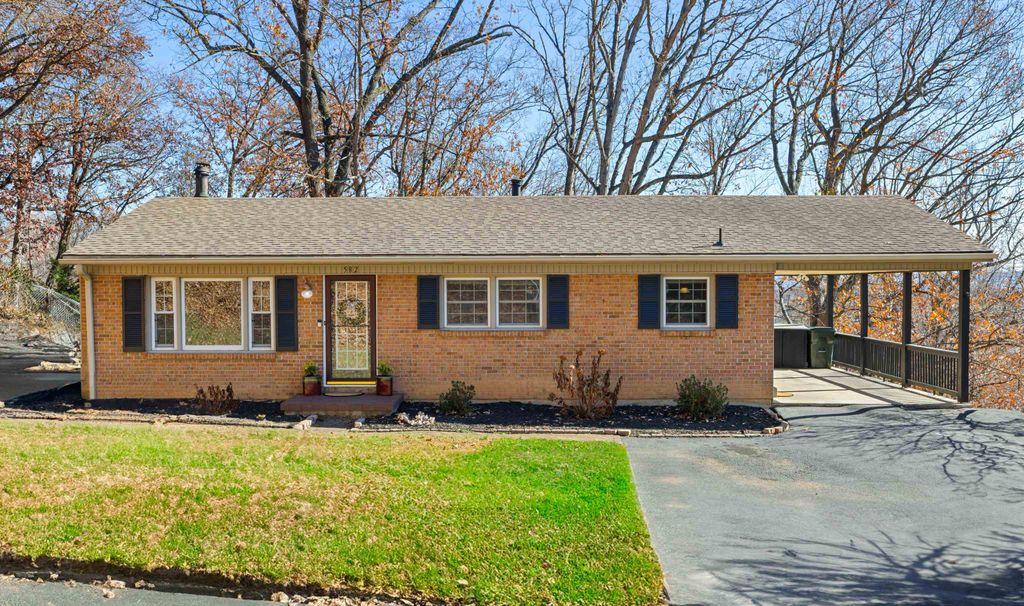 582 HILLTOP DR, Staunton, VA 24401