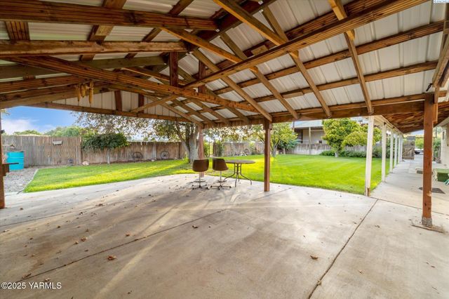 691 Willowcrest Rd, Sunnyside, WA 98944