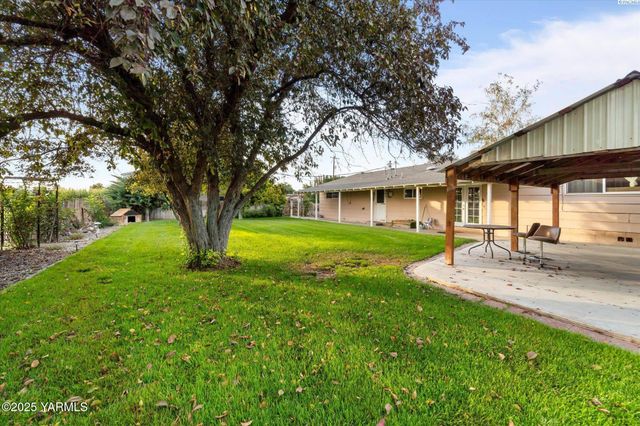 691 Willowcrest Rd, Sunnyside, WA 98944