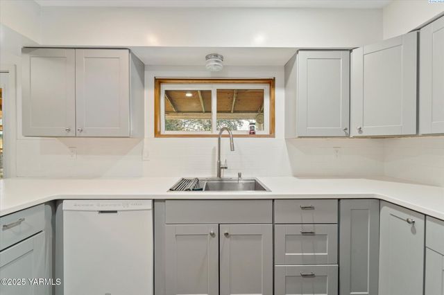 691 Willowcrest Rd, Sunnyside, WA 98944