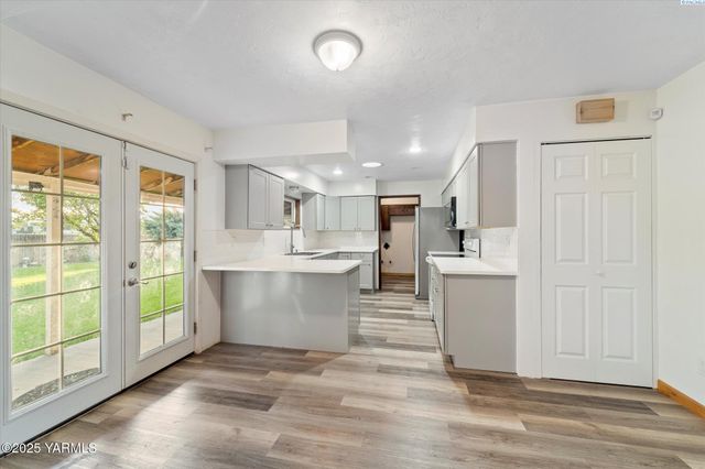 691 Willowcrest Rd, Sunnyside, WA 98944