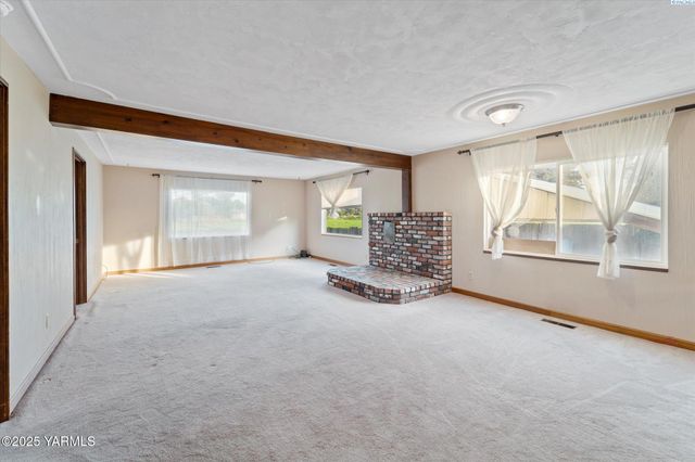 691 Willowcrest Rd, Sunnyside, WA 98944